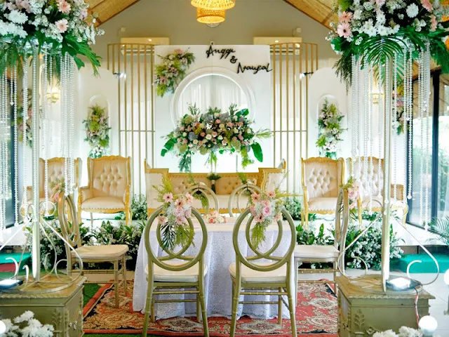 Dekorasi pelaminan pernikahan di aula bekasi